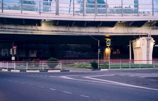城市高架桥下公路场景