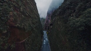 高山峡谷河流