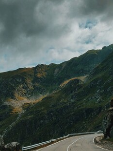 山间阴云下的盘山公路