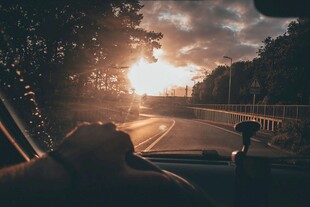 车窗外黄昏日落公路风光