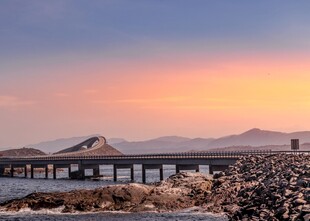 黄昏海岸远山风光