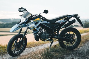 越野摩托车