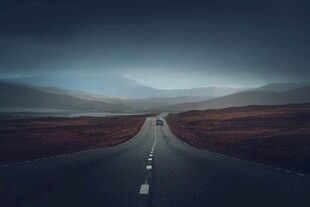暮色下的荒野公路