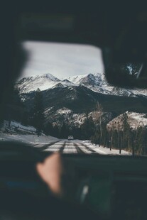 透过车窗看雪山