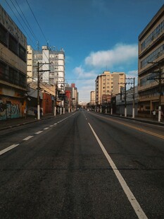 晴日城市空荡街道