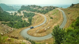山间蜿蜒盘山公路