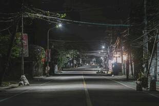 深夜无人的城市街道