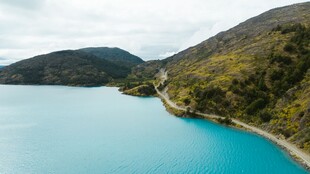 山间蓝湖山野风光