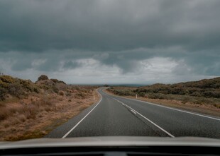 阴云下的旷野公路