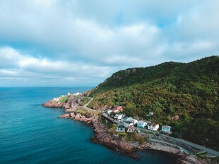 滨海沿岸村落风光