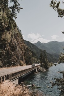 郊野河畔铁路风光
