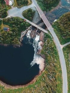 航拍湖畔公路景观