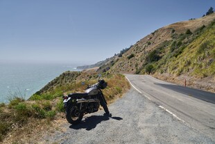海岸公路边的摩托车