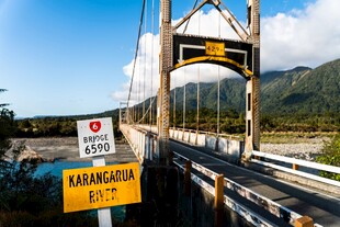 郊野跨河悬索桥风光
