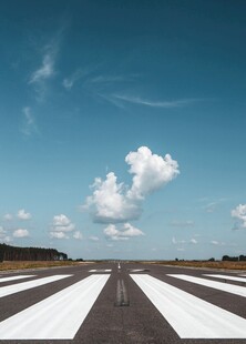 晴空下的机场跑道
