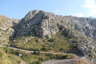 山间崖壁公路风光