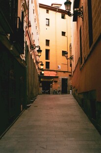 暖调老城小巷街景
