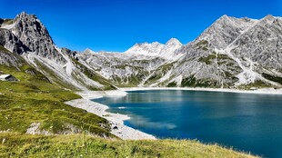 高山湖泊自然风光