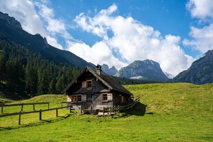 山间草原木屋风景