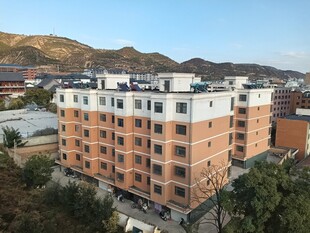 城郊多层居民住宅楼