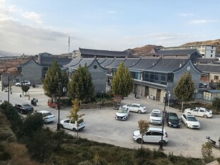 中式古建街区停车场