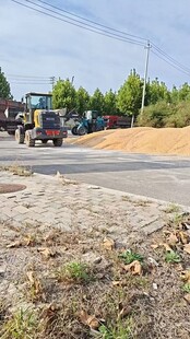 乡村公路旁的工程机械