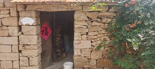 乡村老旧砖房门口