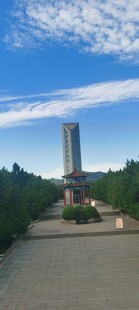 晴空下的山间高塔