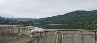 郊野阴天山水风光