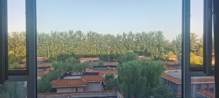 窗边远眺户外郊野风光