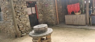 农家小院老石磨