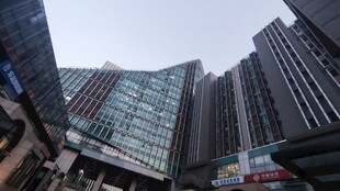 仰拍城市商务高楼群