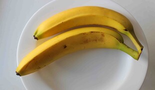 盘中两根新鲜香蕉