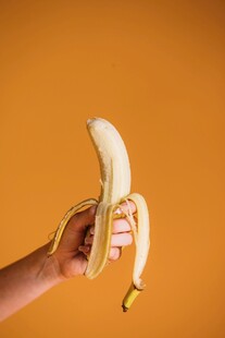 手持剥皮香蕉