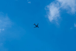 晴空中飞行的飞机