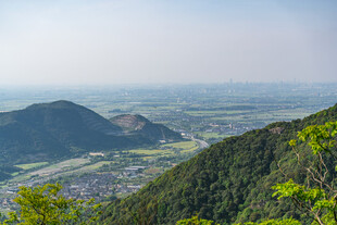 登高俯瞰山野风光