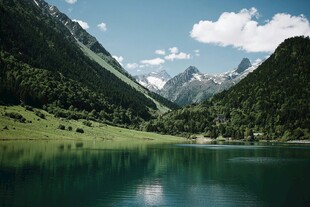山谷湖泊自然风光