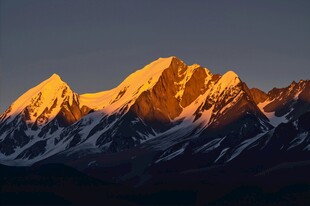 日照金山壮丽山景