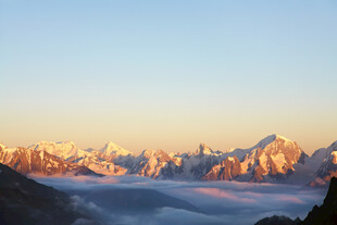 日照金山云海美景