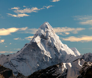日照雪山壮丽风光