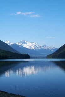 雪山湖景静谧风光