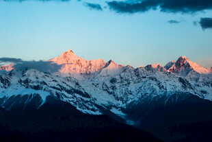 日照金山壮丽雪山