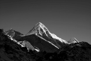 黑白雪山自然风光