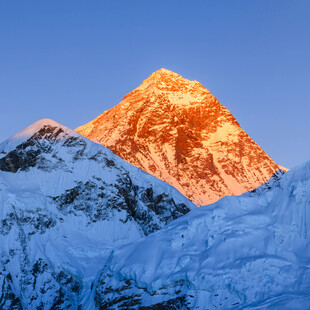 日照金山雪山风光
