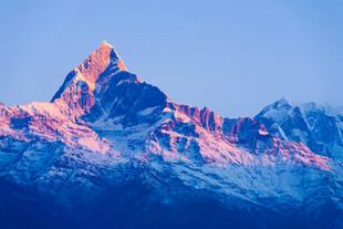 日照金山雪山盛景