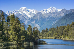 雪山下的森林湖泊美景