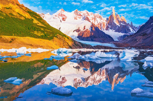 雪山湖景日照金山
