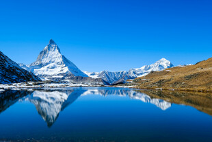 雪山湖景倒影风光