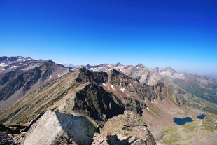 蓝天下的高山群峰