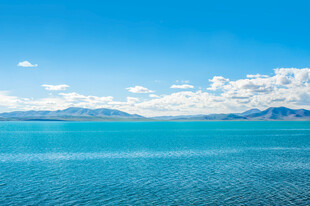蓝湖晴空自然美景